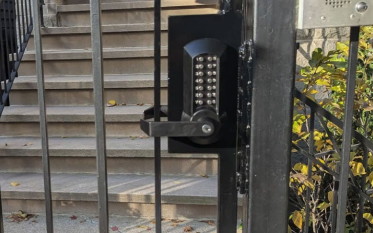 Chicago Locksmiths Lock Replacement on Gate in Chicago Residence