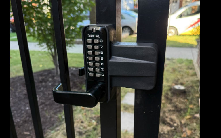Chicago Locksmiths Keypad Lock installation
